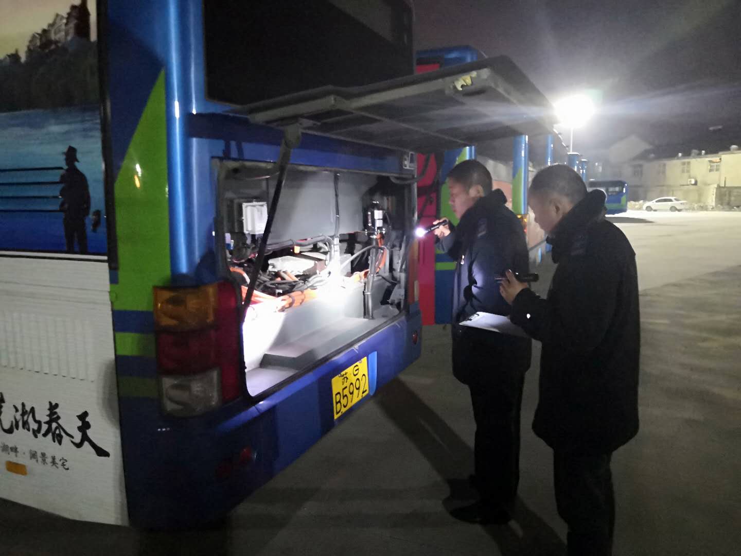 公交集團公交事業(yè)一部開(kāi)展夜間停車(chē)場(chǎng)安全排查工作